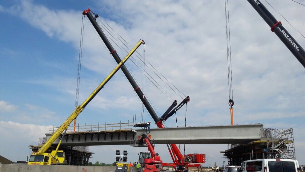Výstavba nadjazdu nad D1 pri obci Blatné.