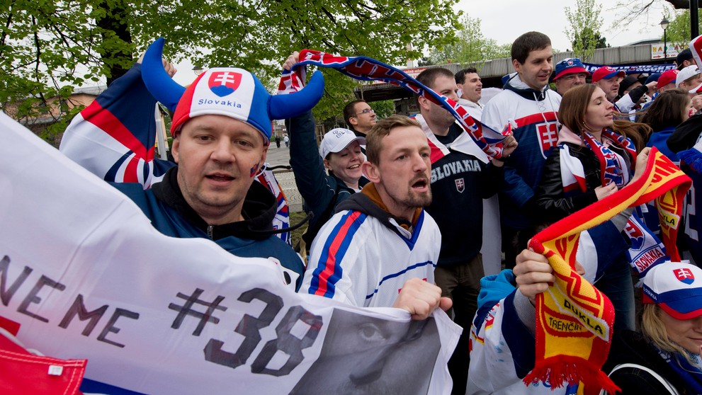 Pochod slovenských fanúšikov v Ostrave pred zápasom s Dánskom.