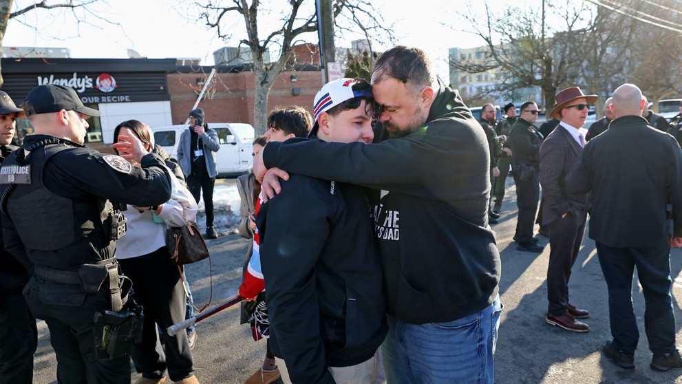 Otec objíma syna pred halou, kde sa strieľalo.