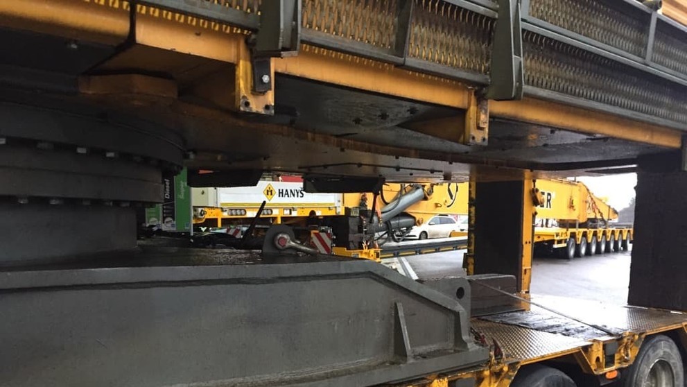 Zatiaľ čo si matka vyberala zbraň, jej dieťa sa nebezpečne približovalo k okraju pultu.