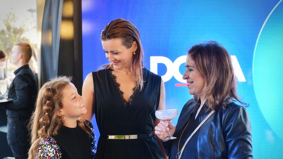 Izabelka s maminou Andreou (v strede)