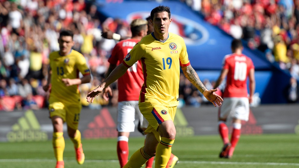 Bogdan Stancu z Rumunska oslavuje gól z penalty v zápase proti Švajčiarsku na ME vo Francúzsku.