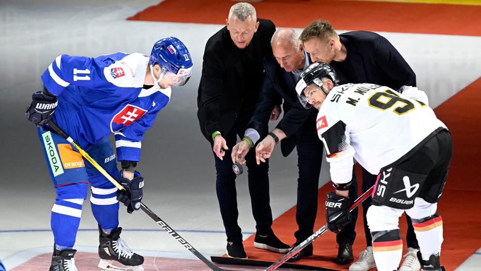 Na snímke zľava Martin Gernát (Slovensko), Marcel Hossa, František Hossa, Marián Hossa a Moritz Müller (Nemecko) počas úvodného buly .