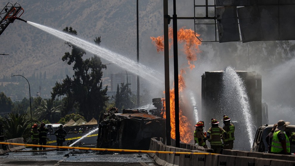 Hasiči zasahujú na mieste výbuchu cisternového vozidla s plynom.