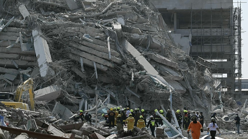 Sutiny zrúteného mrakodrapu v Bangkoku.