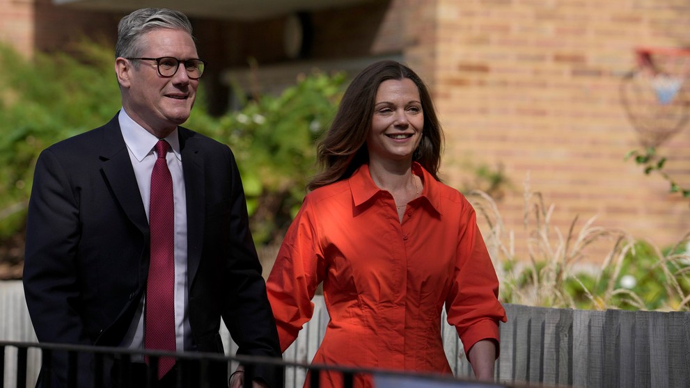 Líder Labouristickej strany Keir Starmer s manželkou Victoriou.