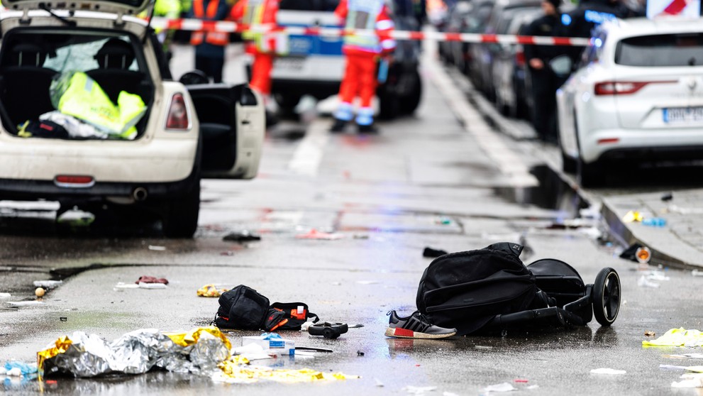 Policajti a záchranári zasahujú na mieste nehody po tom, ako auto vrazilo do davu ľudí v Mníchove..