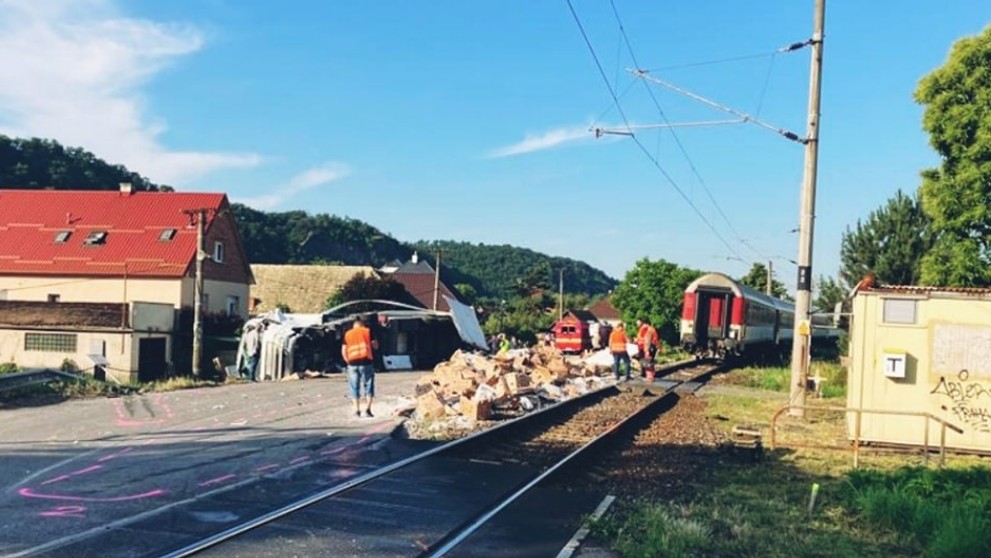 Zrážka vlaku s nákladiakom.