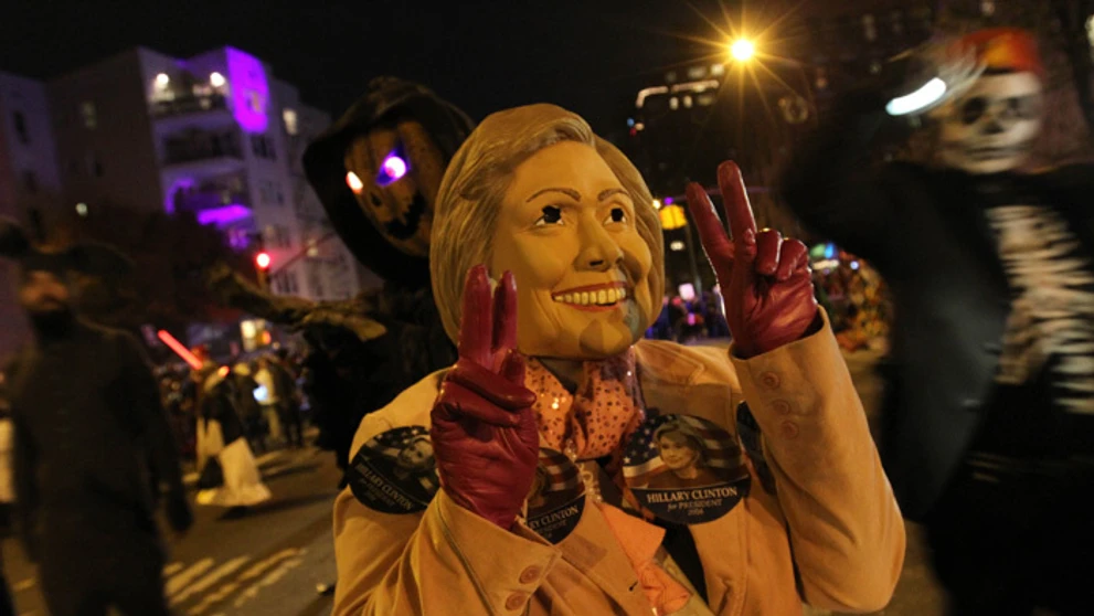 Maska Hillary Clintonovej počas sprievodu Greenwich Village Halloween Parade v New Yorku.
