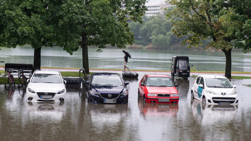 Zaplavené autá na parkovisku pri Štrkoveckom jazere po výdatnom daždi v Bratislave.