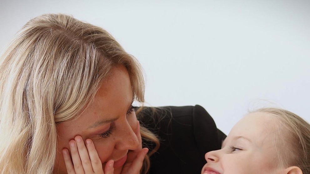 Alexandra a Terezka, ktorá je malá šoumenka a miluje ľudí