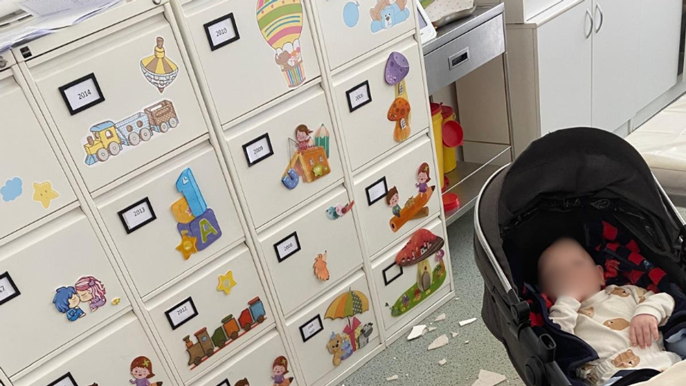 Zo stropu na poliklinike spadol veľký kus omietky.