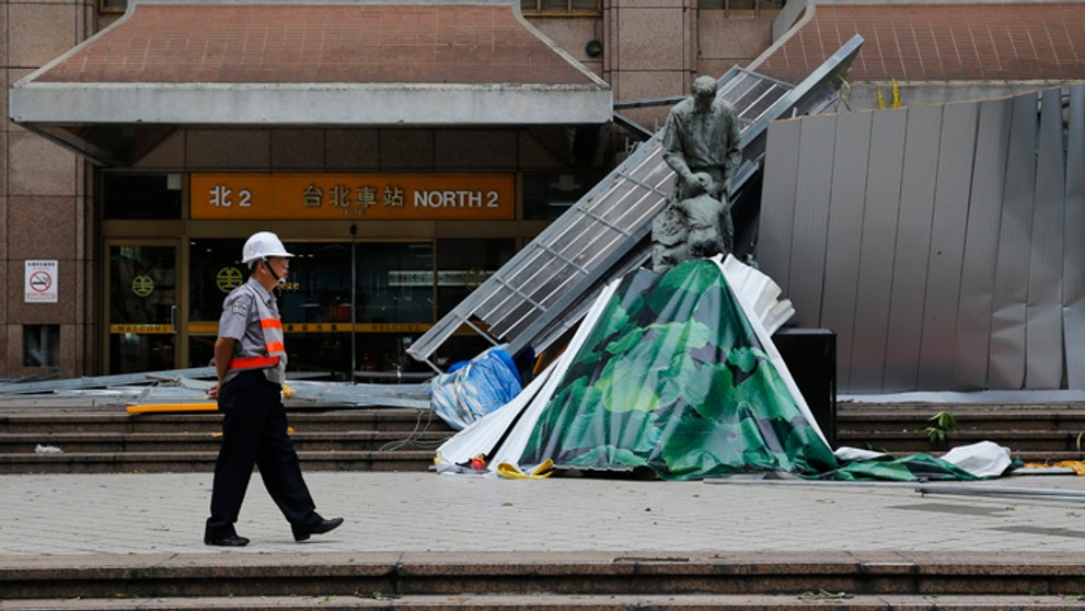Tajfún bičovala Taiwan tri hodiny. 
