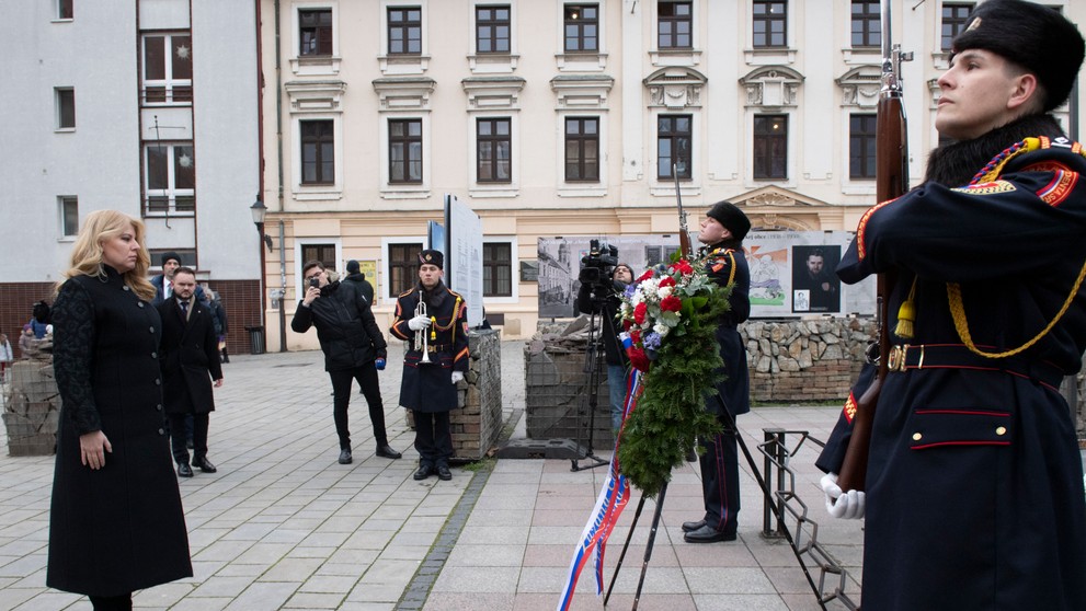 Prezidentka Zuzana Čaputová pri Pamätníku holokaustu v Bratislave