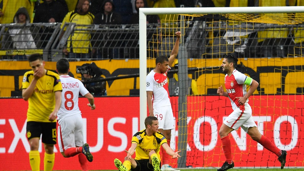 Sven Bender (v strede) z Dortmundu gestikuluje po vlastnom góle vo štvťfinále LM proti Monacu.