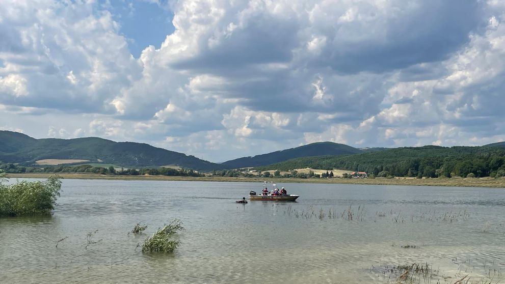 Potápači na mieste pátrajú po tele