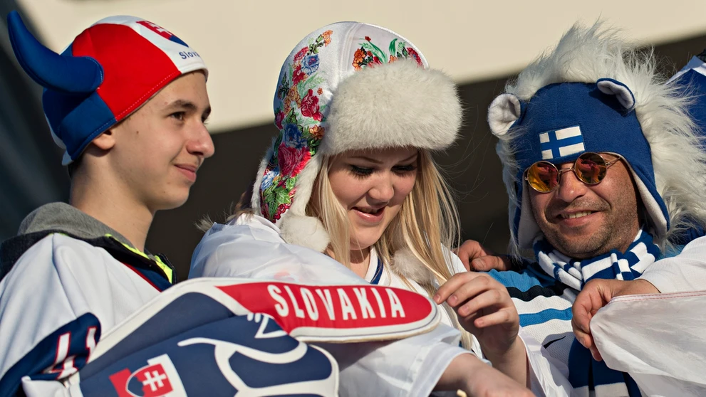 Slovenskí a fínski fanúšikovia pred vzájomným zápasom B-skupiny na MS 2016 v Rusku.
