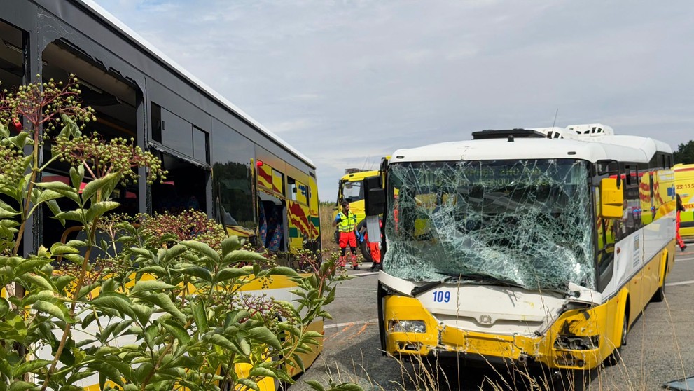 Pri obci Lechovice došlo k zrážke dvoch autobusov.