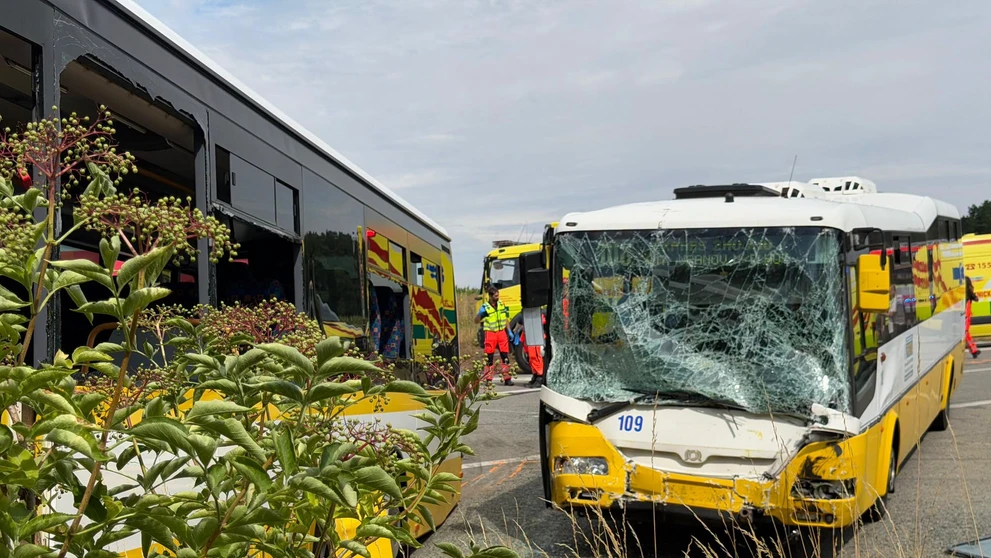 Pri obci Lechovice došlo k zrážke dvoch autobusov.