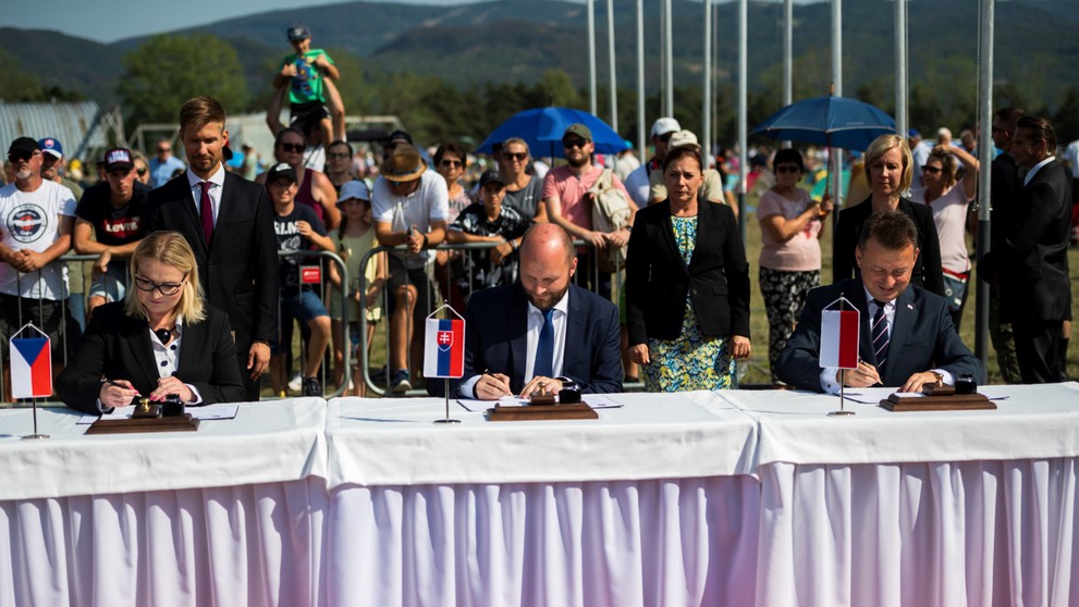 Zľava ministerka obrany Českej republiky Jana Černochová, minister obrany SR Jaroslav Naď a minister národnej obrany Poľskej republiky Mariusz Blaszczak.
