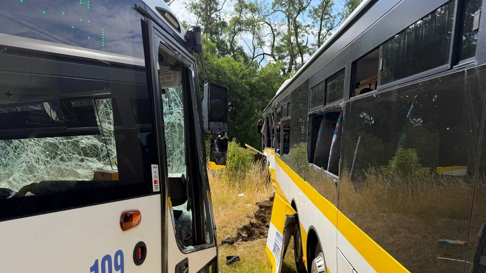 Pri obci Lechovice došlo k zrážke dvoch autobusov.