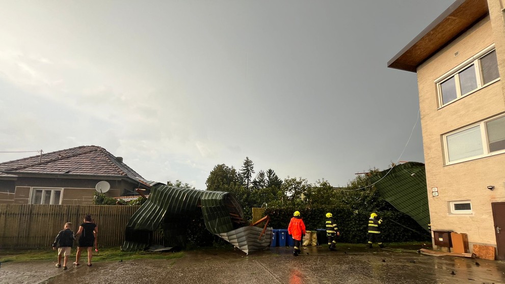 Následky búrky v Hlohovci.
