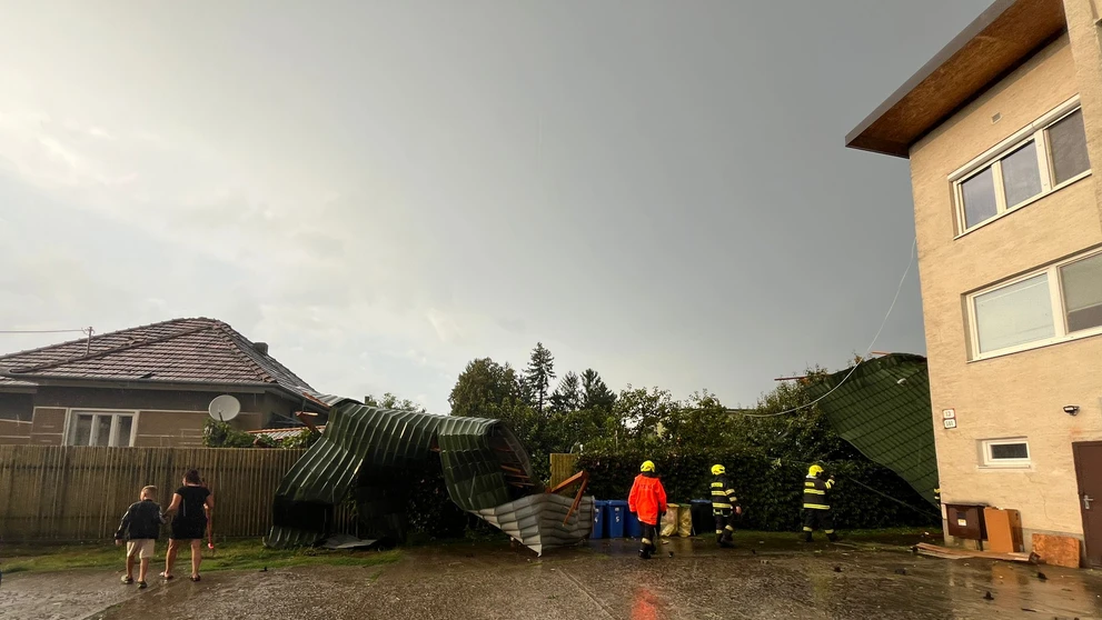 Následky búrky v Hlohovci.