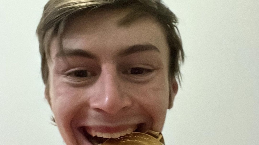 Nadšený Jakub so zlatou medailou.