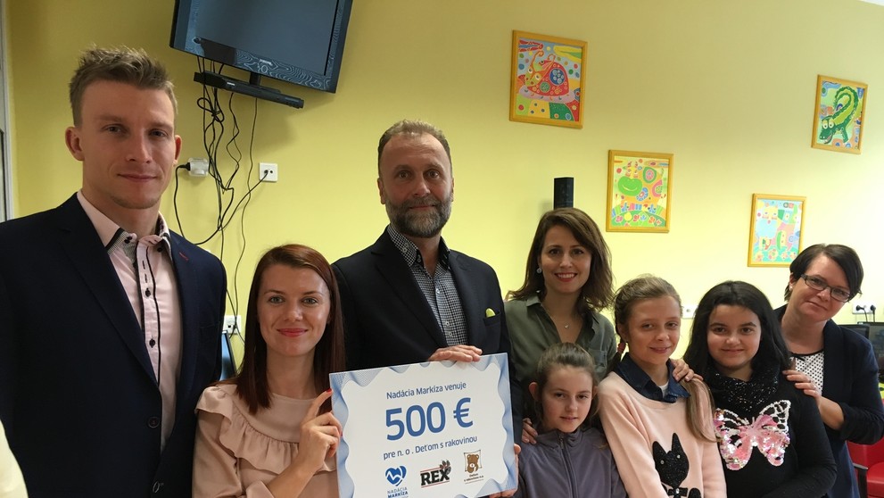 Žiaci 5. ročníka zo ZŠ Svätého Martina v Radaticiach darovali chorým deťom 500 eur. 