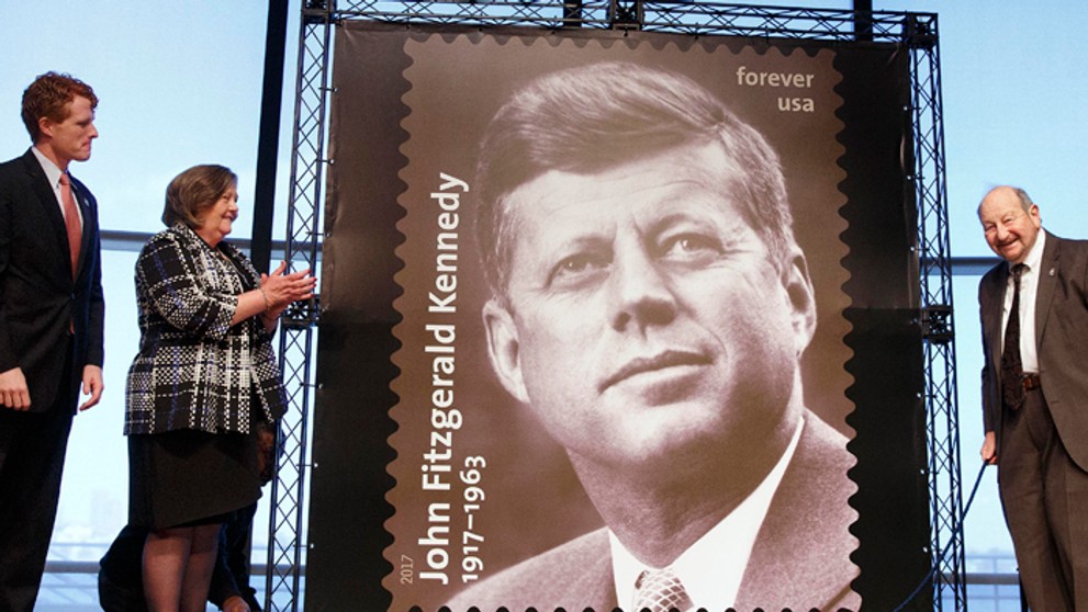 Kongresman Joseph P. Kennedy III. s novou známkou JFK, vpravo fotograf Ted Spiegel, ktorú snímku urobil v roku 1959.
