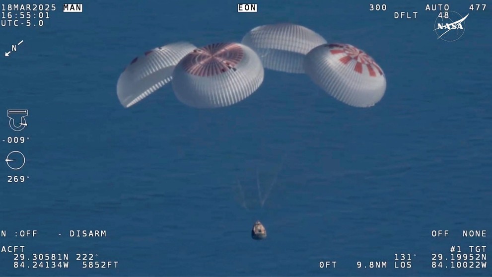 Astronauti, ktorí uviazli vo vesmíre, sa bezpečne vrátili na Zem