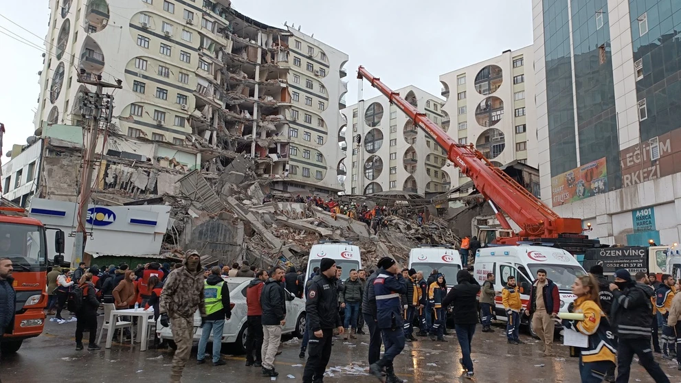 Zrútený apartmánový komplex v tureckom Diyarbakire.