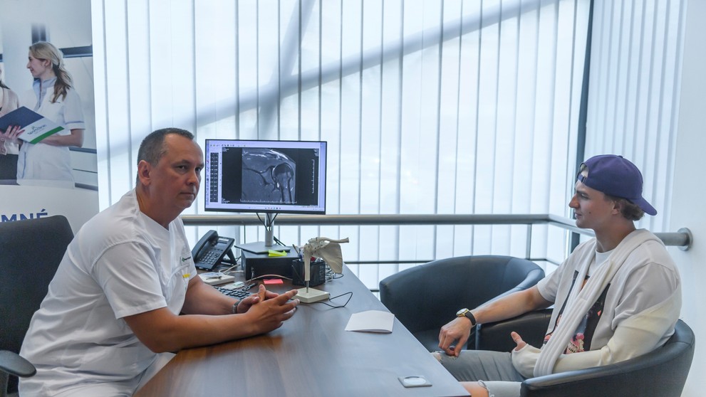 Zľava športový traumatológ Ján Grauzel a Martin Pospíšil počas vyšetrenia v nemocnici v Bratislave.