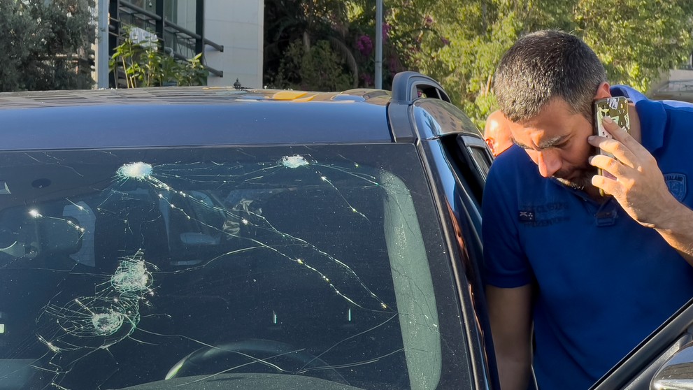 Na snímke policajt prehľadáva auto, v ktorom vybuchol ručný pager v Bejrúte.