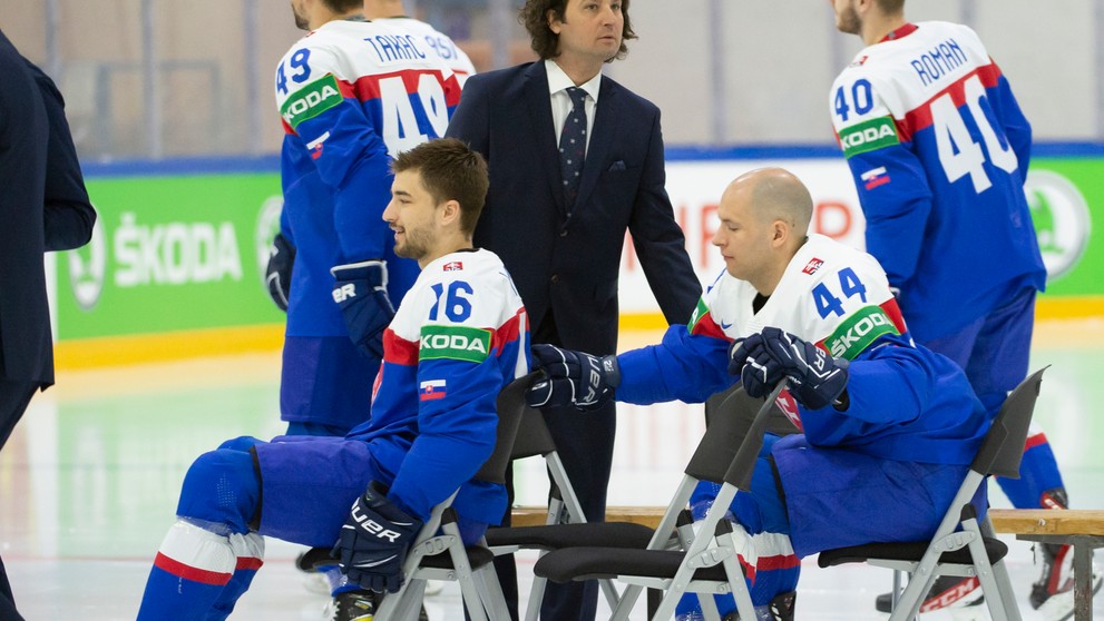 Sprava Mislav Rosandič a Róbert Lantoši počas spoločného fotenia tímu na MS 2022.