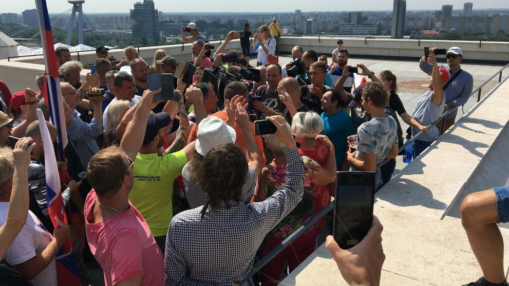 Demonštranti obkolesili štáb TV Markíza.