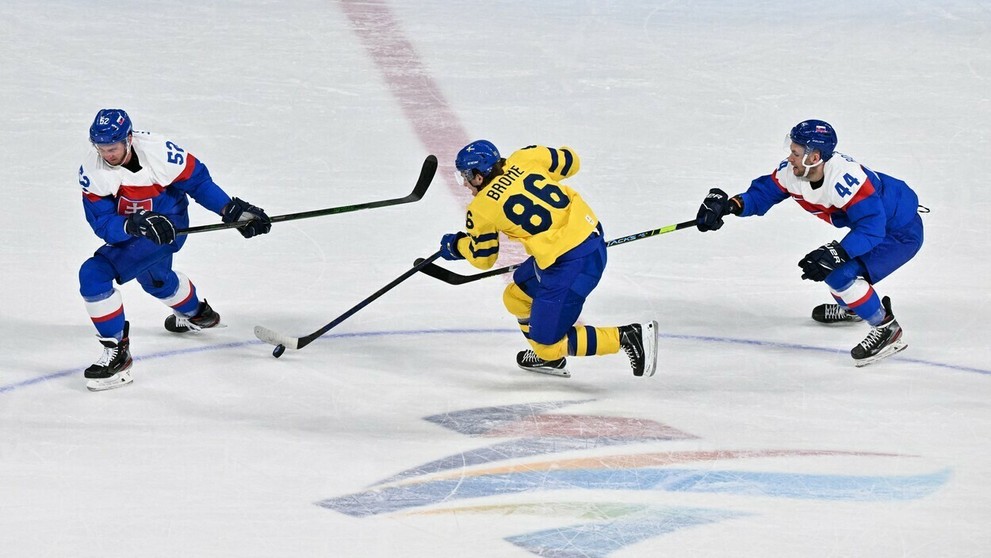 Švéd Mathias Brome (v strede) v obklopení Slovákov, zľava Martina Marinčina a Mislava Rosandiča.