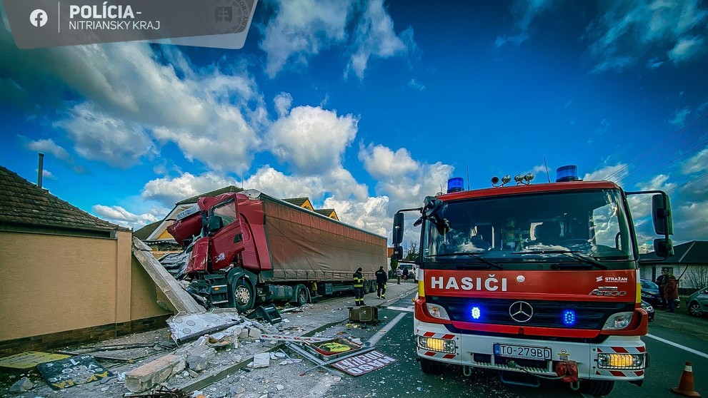 Nákladiak pri Nitre len o centimetre minul ľudí čakajúcich na zastávke