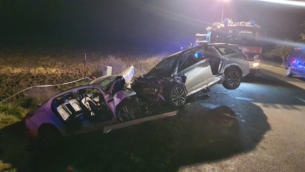 Tragickú čelnú zrážku pri Tornali neprežili štyri osoby.