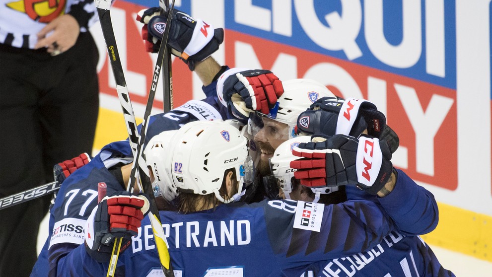 Zľava strelec gólu Michal Čajkovský, Martin Marinčin a Mário Lunter sa tešia z gólu proti Francúzsku na MS 2019.