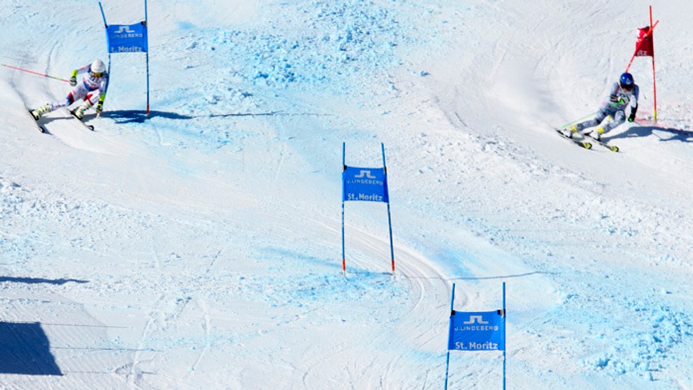 Švajčiarska lyžiarka Wendy Holdenerová (vľavo) a Veronika Velez-Zuzulová na MS tímov.