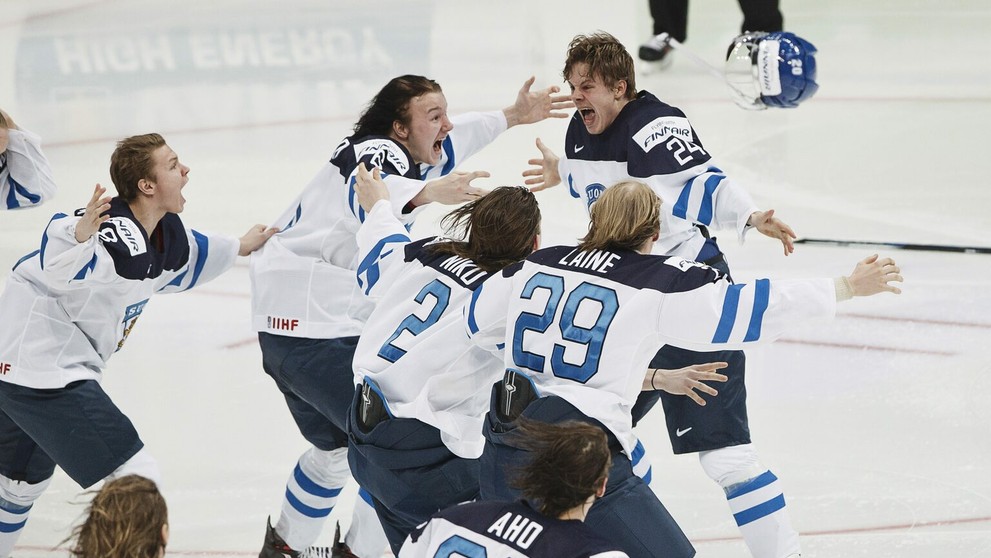 Mladí hráči Fínska po finále MS 20 sa tešia zo zisku titulu majstrov sveta, kapitánom tímu bol Kasperi Kapanen (vpravo).