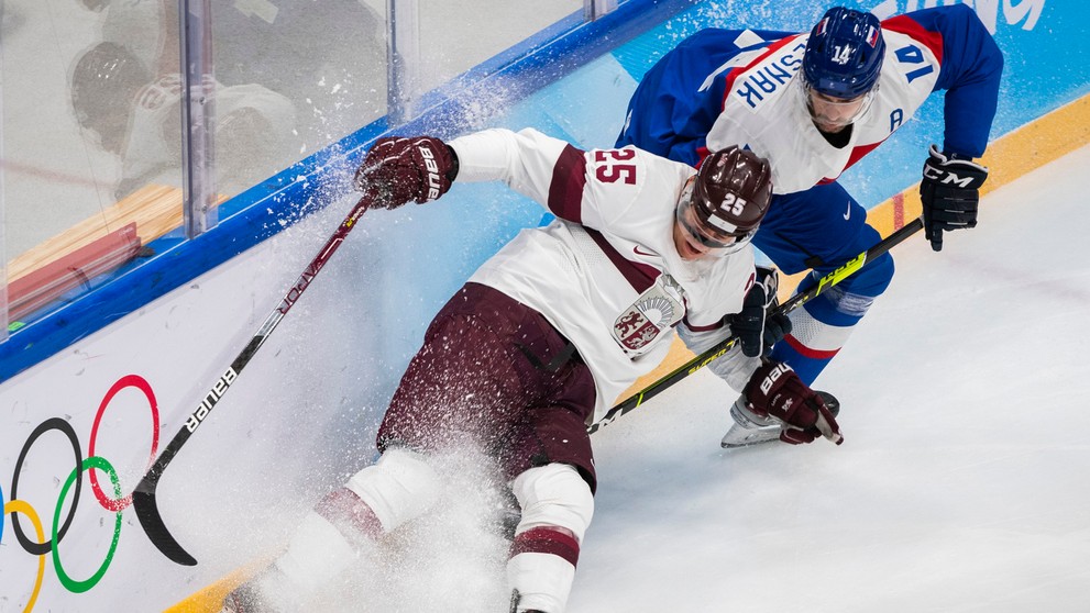 Zľava Andris Džerinš (Lotyšsko) a hokejista Slovenska Peter Čerešňák v zápase ZOH 2022.