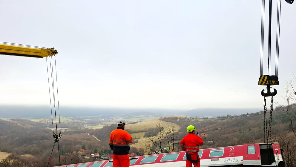 Pri Jablonove nad Turňou odstránili poškodený vozeň