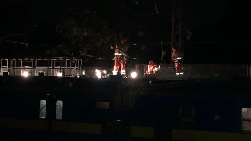 Oprava pretrhnutého trakčného vedenia.