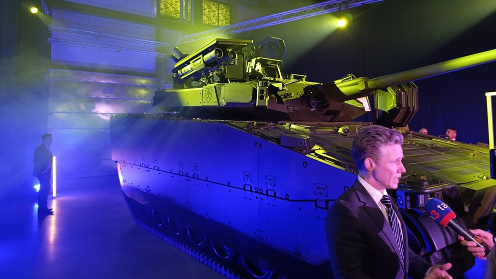 Na snímke švédsky minister obrany Pal Jonson odpovedá novinárom počas predstavenia novej verzie bojového vozidla CV9035 MkIV.