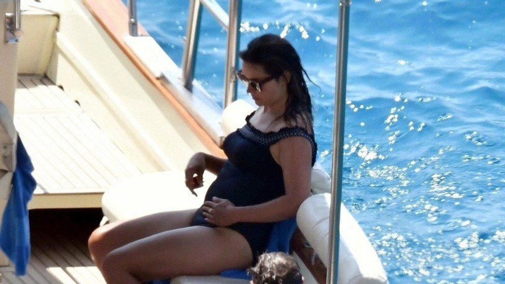 Jamie Dornan na lodi smanželkou Ameliou Warner. 