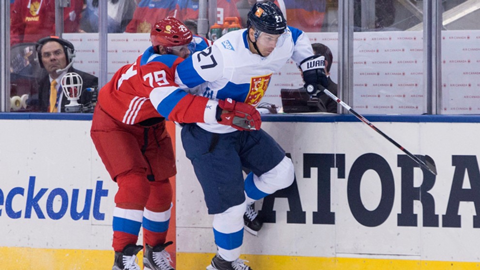 Súboj o puk medzi Andrejom Markovom (Rusko) a Joonasom Donskoiom na SP.