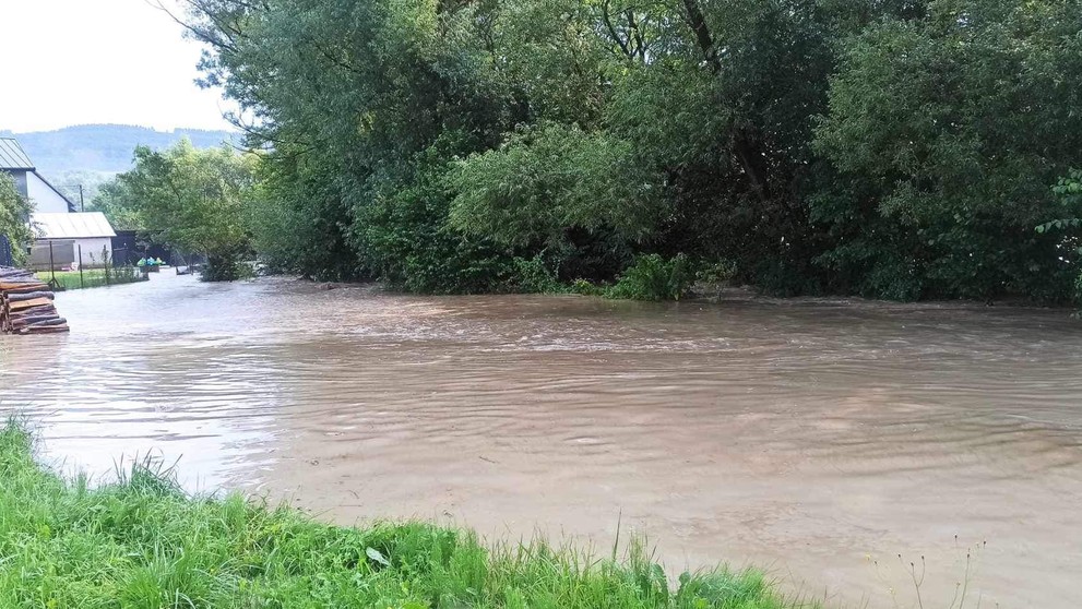 Voda z potoka zaplavila hlavnú cestu i pivnice.
