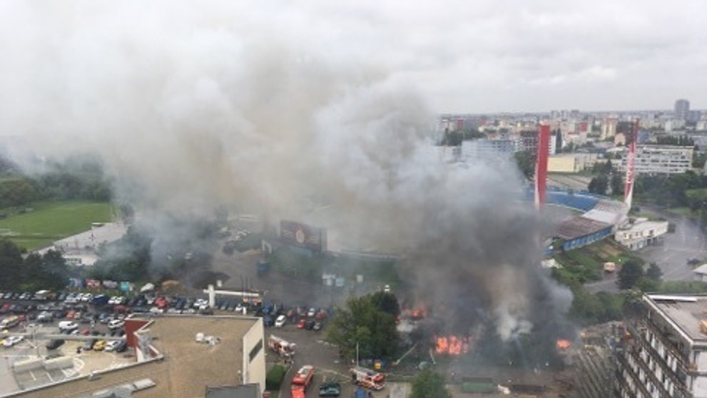 Požiar pri obchodnom centre v Novom meste.